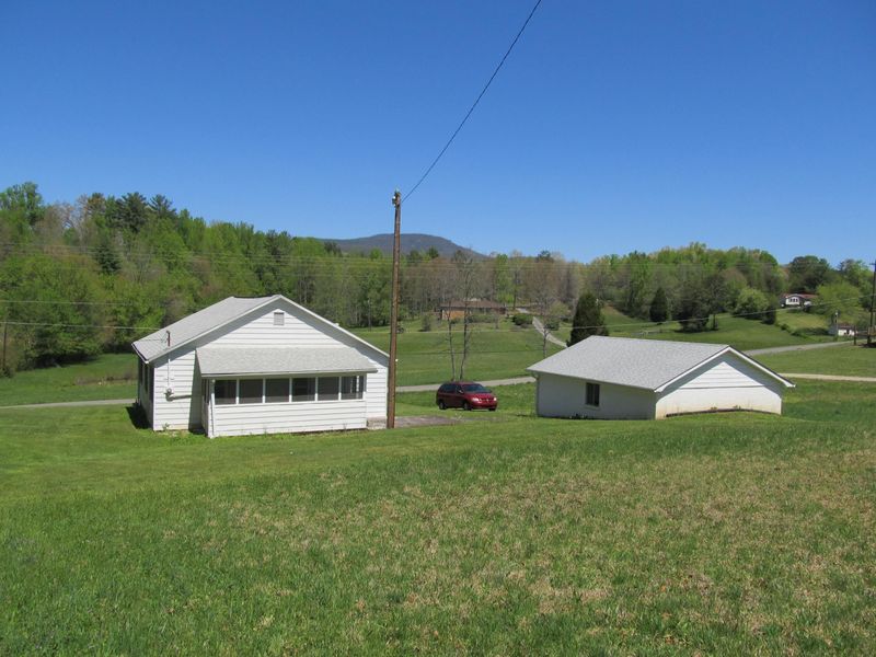 649 Back Valley Rd, Oliver Springs, TN 37840