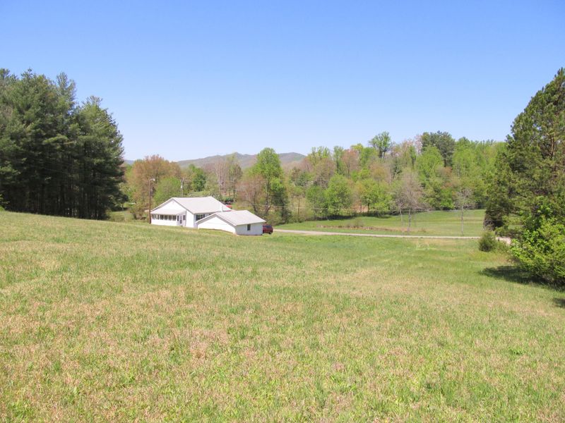 649 Back Valley Rd, Oliver Springs, TN 37840