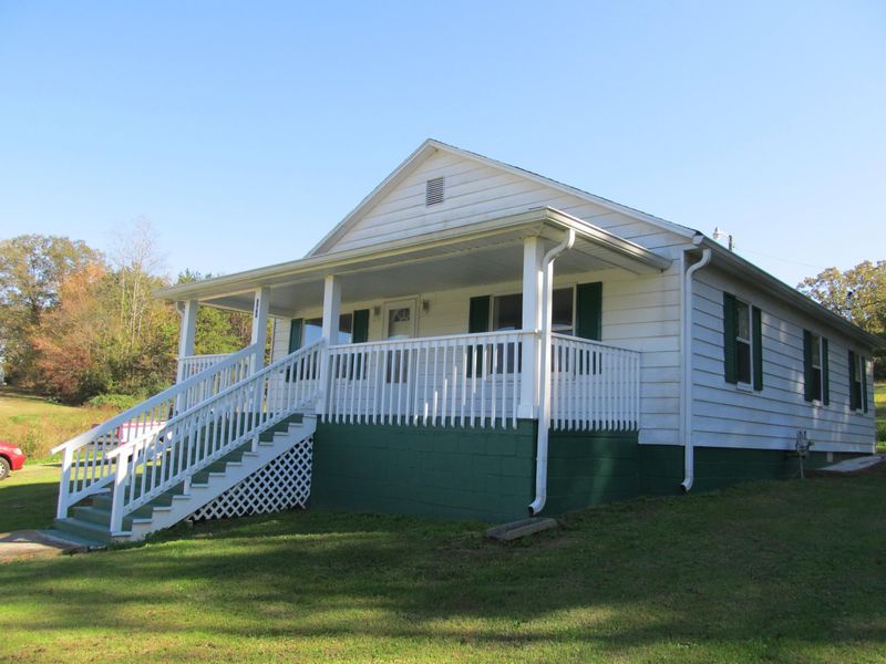 649 Back Valley Rd, Oliver Springs, TN 37840