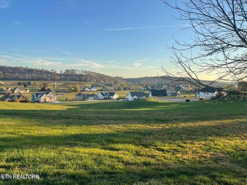 651 Eagle Pt Dr, Loudon, TN 37774