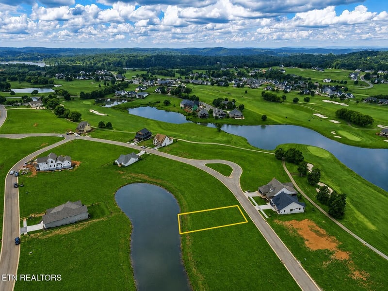652 Black Bear Cir, Loudon, TN 37774