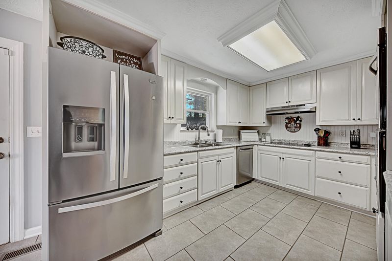 6525 Kanuga Dr, Knoxville, TN 37912