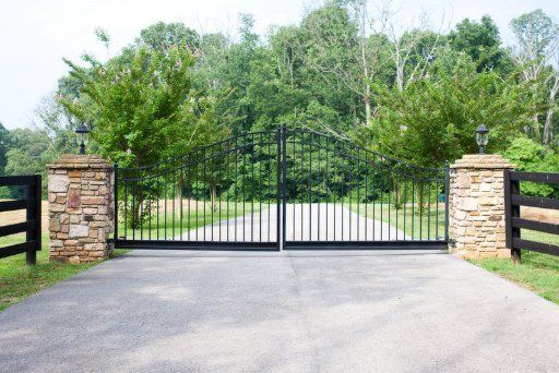655 Dixon Rd, Lenoir City, TN 37772