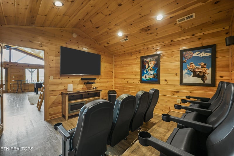 655 Gatlinburg Falls Way, Gatlinburg, TN 37738