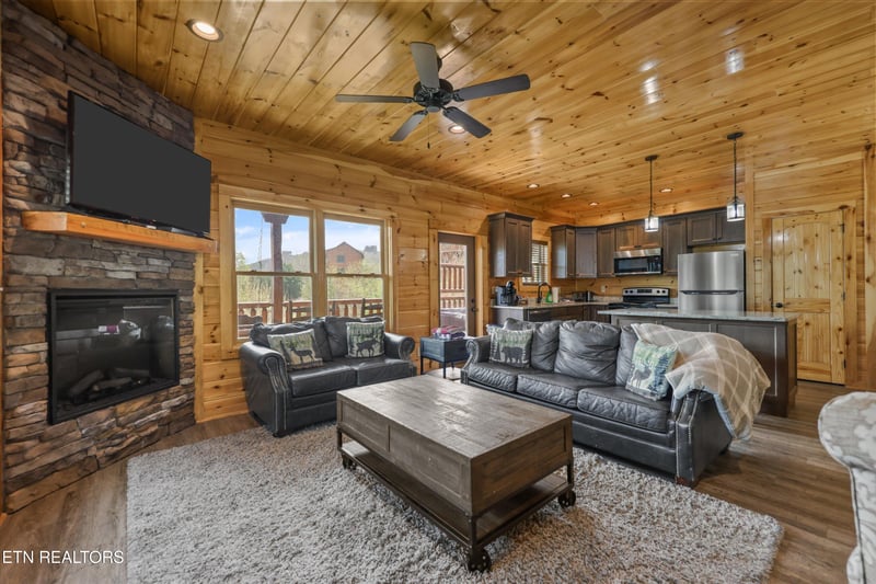 655 Gatlinburg Falls Way, Gatlinburg, TN 37738