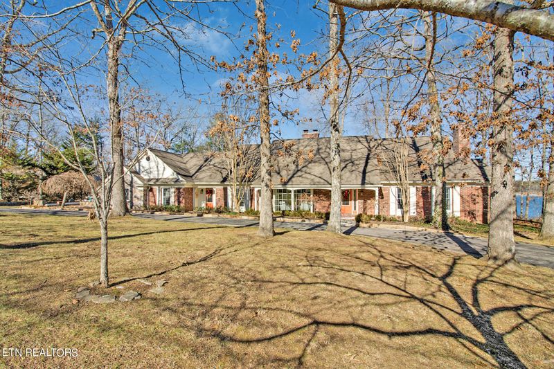 660 Holiday Dr, Crossville, TN 38555