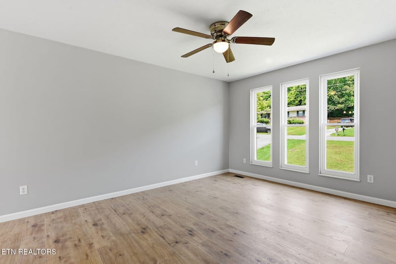 6616 Greenview Dr, Knoxville, TN 37918