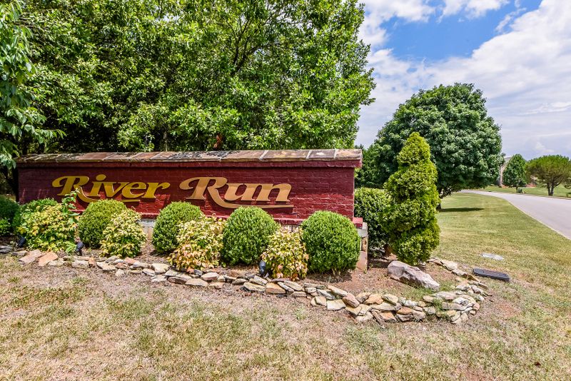 662 River Run Dr, Maryville, TN 37804