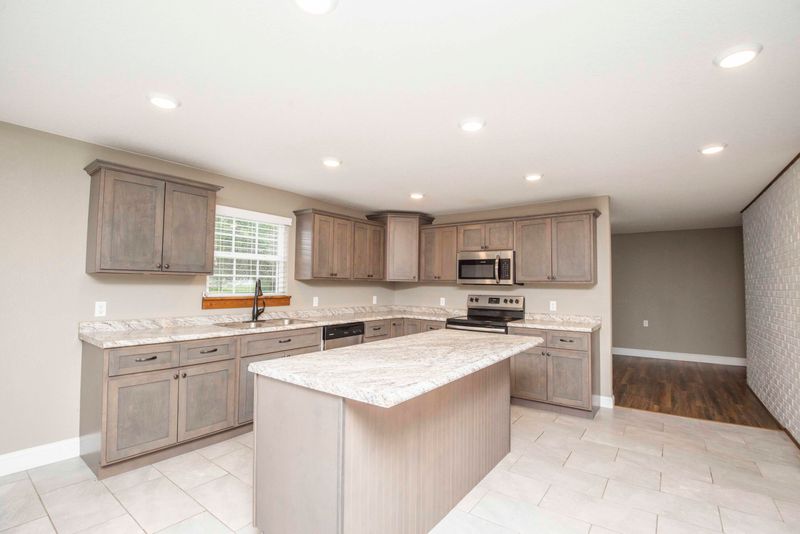667 Cooper Lake Rd, Oneida, TN 37841