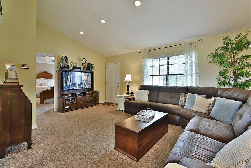 669 Cattlemans Dr, Lenoir City, TN 37772