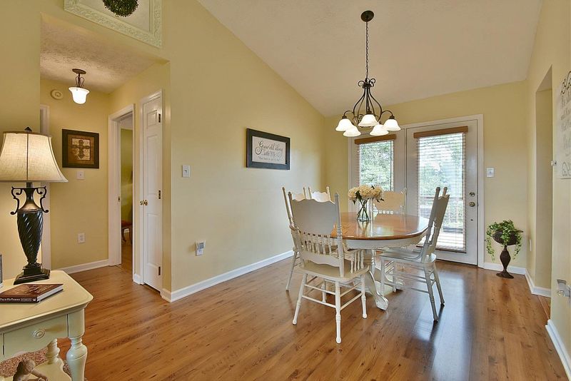 669 Cattlemans Dr, Lenoir City, TN 37772