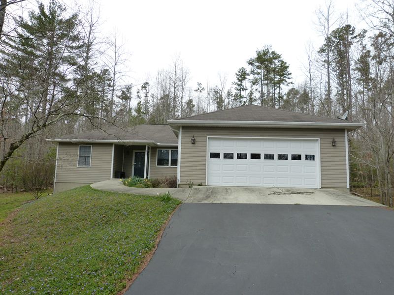 669 Yonside Dr, Pleasant Hill, TN 38578