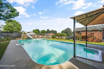 670 Grandview Dr, Lenoir City, TN 37772