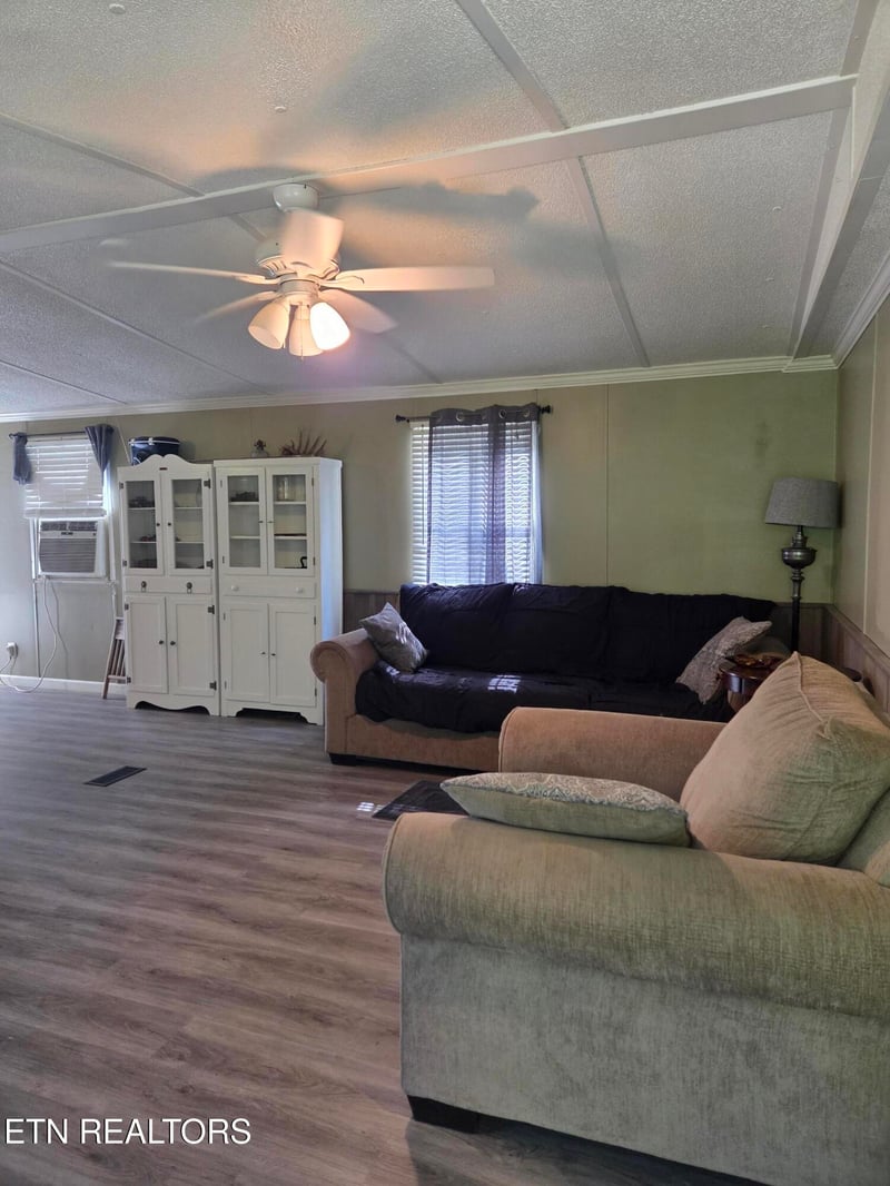 670 Oral Dr, Helenwood, TN 37755