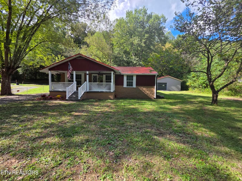 671 Hen Valley Rd, Oliver Springs, TN 37840