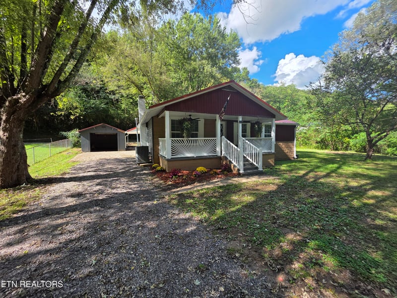 671 Hen Valley Rd, Oliver Springs, TN 37840