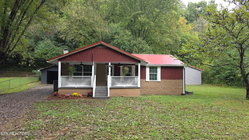671 Hen Valley Rd, Oliver Springs, TN 37840