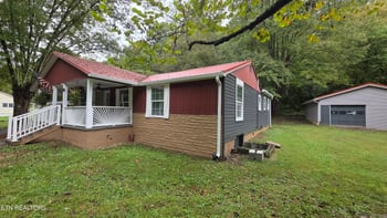 671 Hen Valley Rd, Oliver Springs, TN 37840
