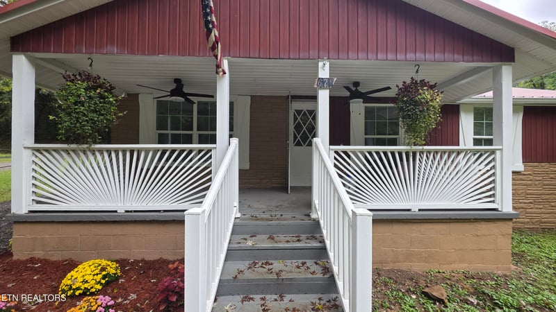 671 Hen Valley Rd, Oliver Springs, TN 37840