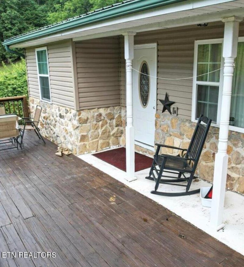 671 Hensley Hollow Rd, Thorn Hill, TN 37881