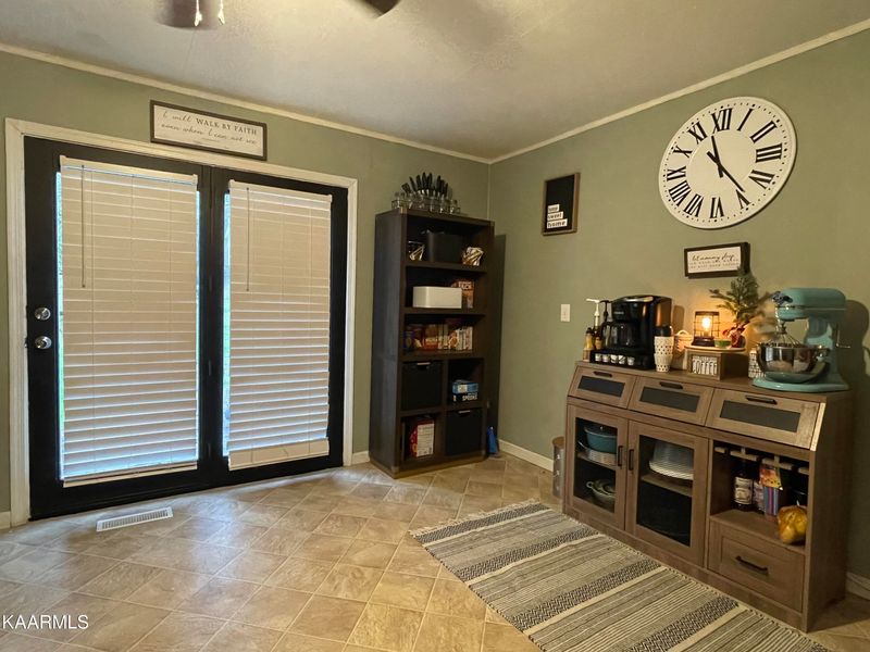 671 Lake Dr Ln, Lafollette, TN 37766