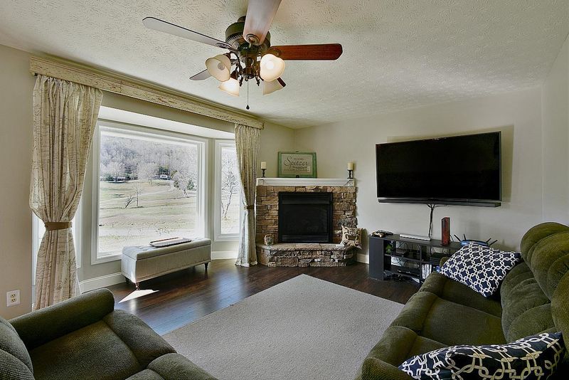 672 Cane Creek Rd, Rocky Top, TN 37769