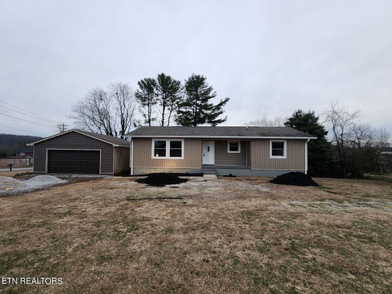672 Harrison Ave, Lenoir City, TN 37771
