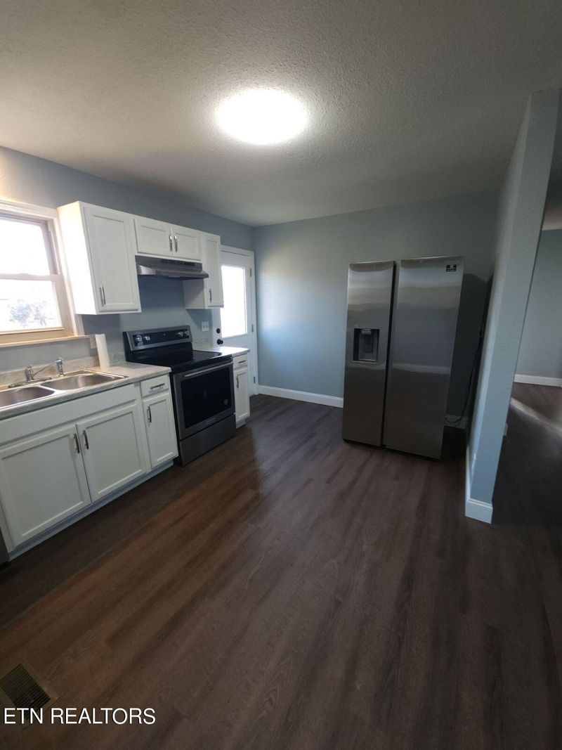 672 Harrison Ave, Lenoir City, TN 37771