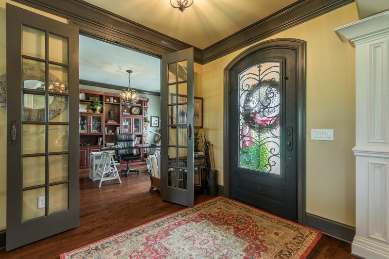 672 Indian Cave Dr, Loudon, TN 37774