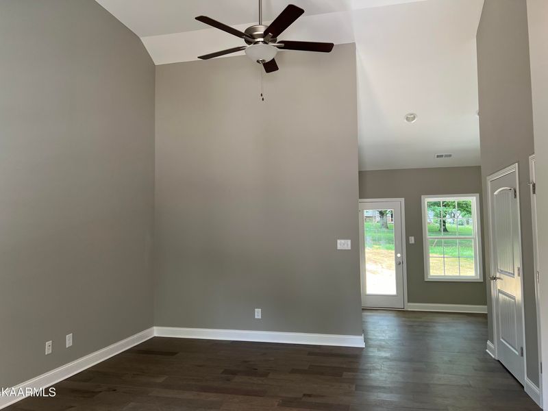 672 W Outer Dr, Oak Ridge, TN 37830