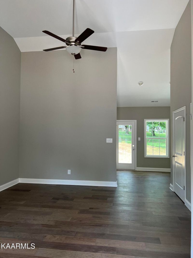 672 W Outer Dr, Oak Ridge, TN 37830
