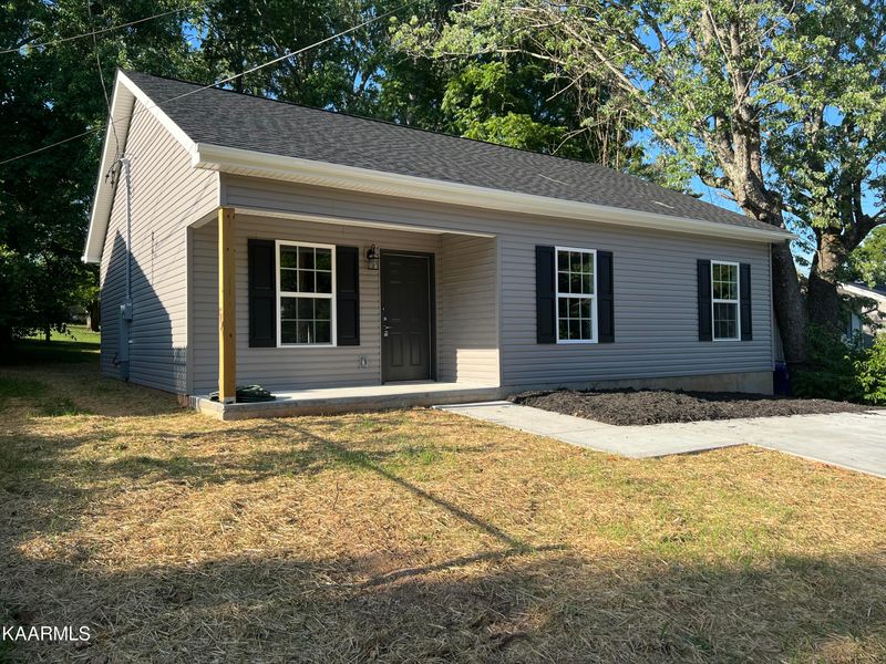 672 W Outer Dr, Oak Ridge, TN 37830