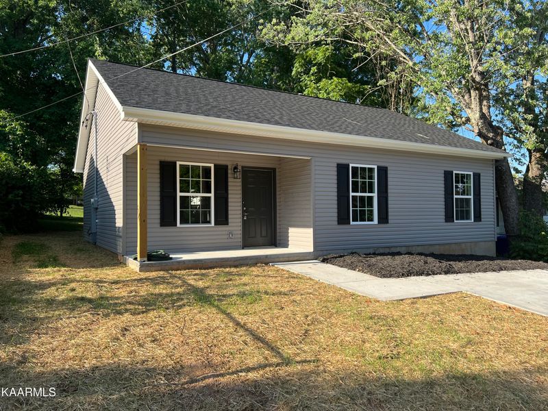 672 W Outer Dr, Oak Ridge, TN 37830