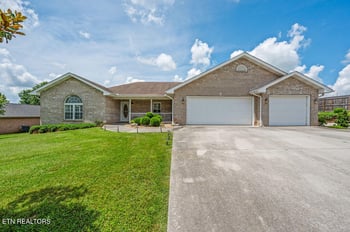 674 Southview Cir, Kodak, TN 37764