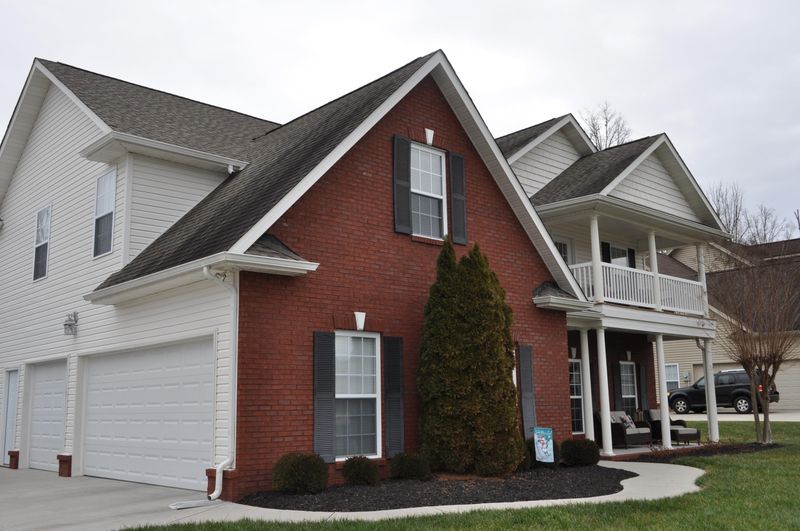 676 Silver Leaf Dr, Lenoir City, TN 37772
