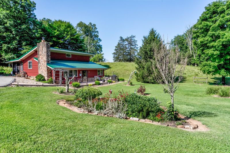 677 Fincastle Rd, Lafollette, TN 37766