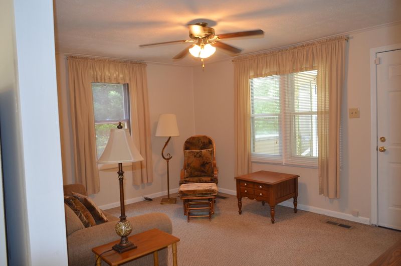 677 Hen Valley Rd, Oliver Springs, TN 37840