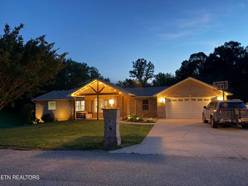 677 Twin Hills Ln, Jacksboro, TN 37757