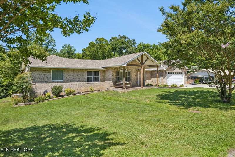 677 Twin Hills Ln, Jacksboro, TN 37757