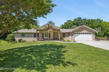 677 Twin Hills Ln, Jacksboro, TN 37757