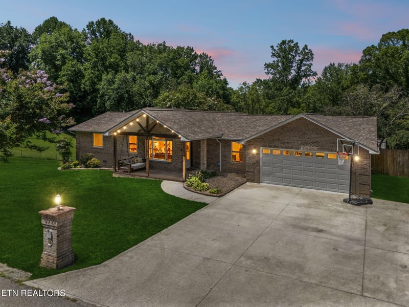 677 Twin Hills Ln, Jacksboro, TN 37757