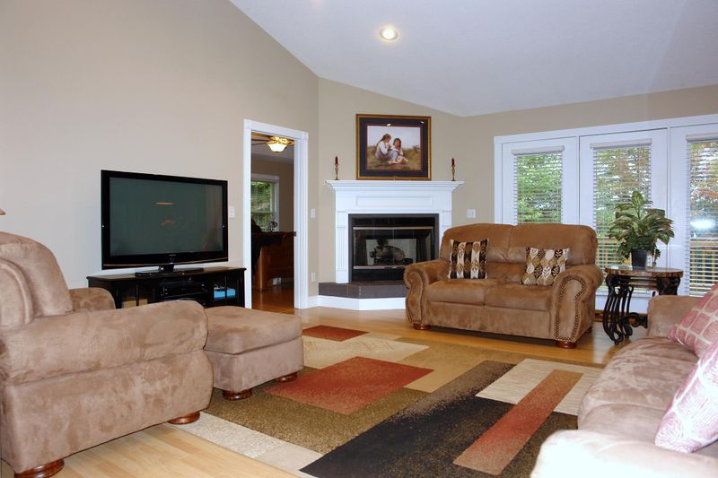 678 E Deer Creek Dr, Crossville, TN 38571