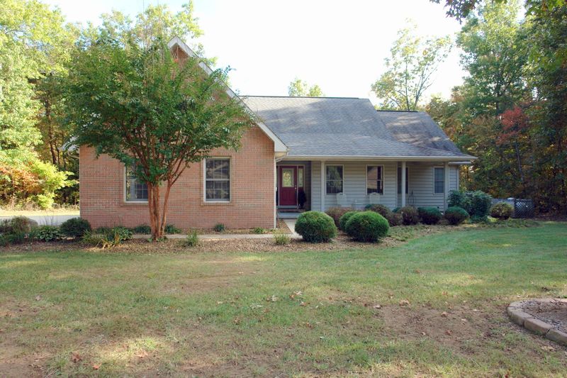 678 E Deer Creek Dr, Crossville, TN 38571