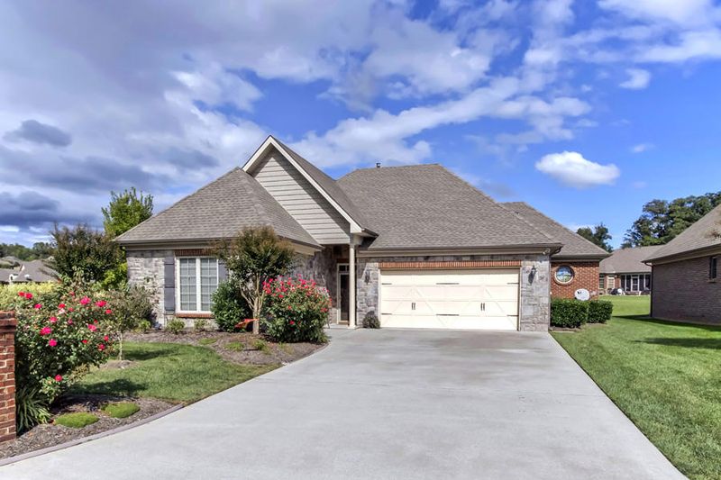 678 Olympic Dr, Lenoir City, TN 37771