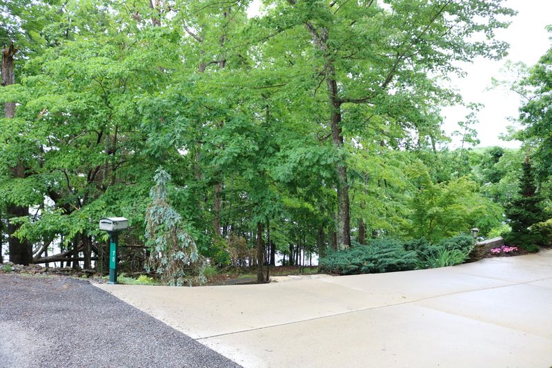 68 Chelteham Ln, Crossville, TN 38558