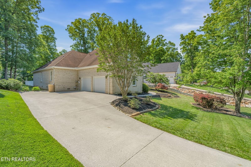 680 Oak Chase Blvd, Lenoir City, TN 37772