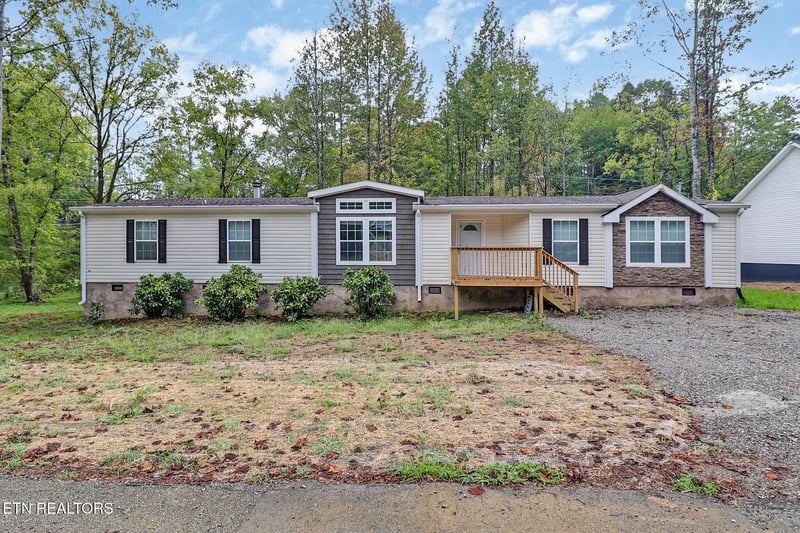 681 Hen Valley Rd, Oliver Springs, TN 37840