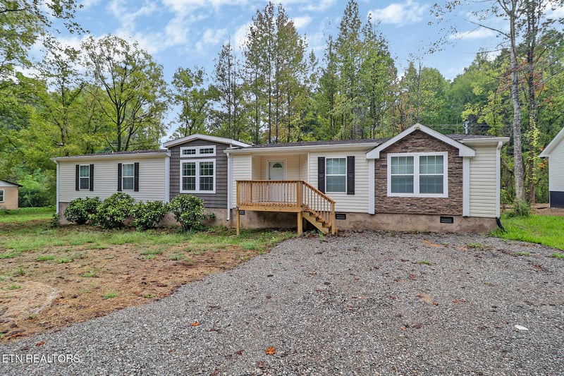 681 Hen Valley Rd, Oliver Springs, TN 37840