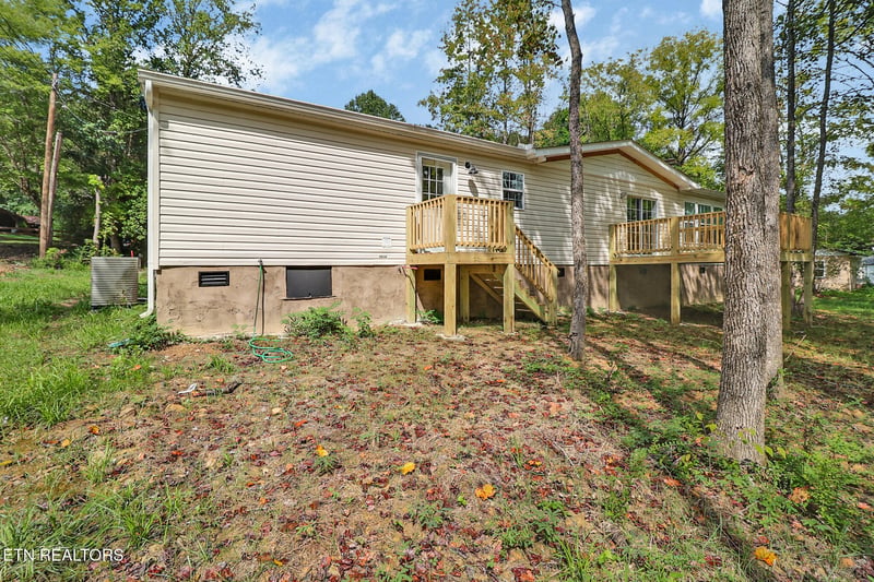 681 Hen Valley Rd, Oliver Springs, TN 37840