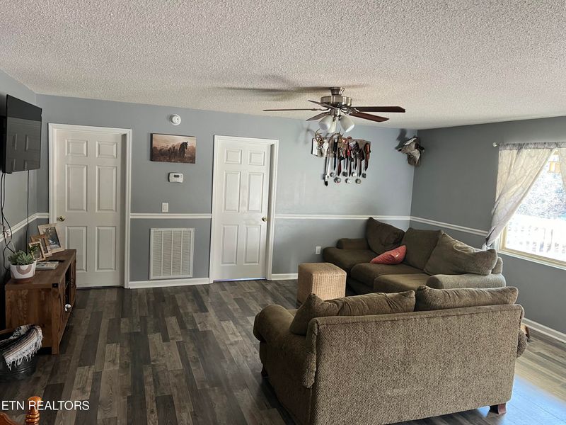 682 Ridge Rd, Caryville, TN 37714